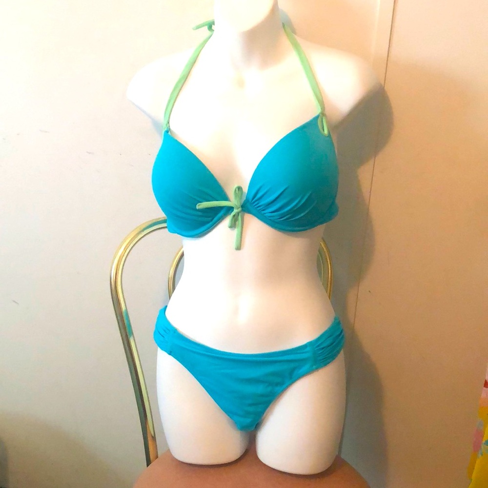 Victoria Secret Bikini very clean and pretty!  SUIT IS PERFECT 💙💙💙💙💙😇😇😇